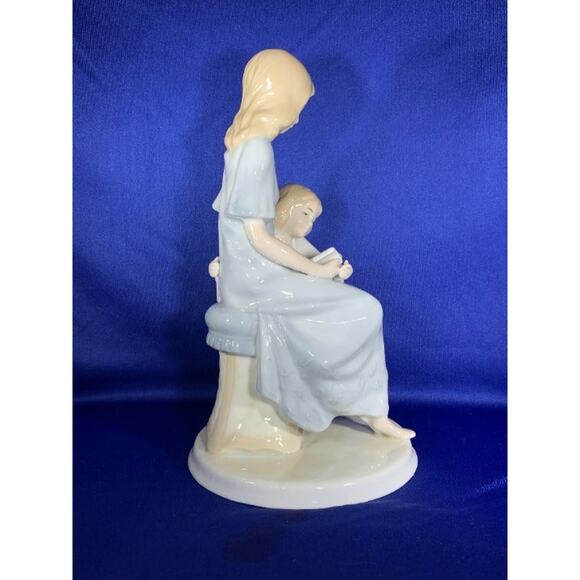 Merico Porcelain Sculpture of Mom Reading to Daughter - Picture 4 of 6